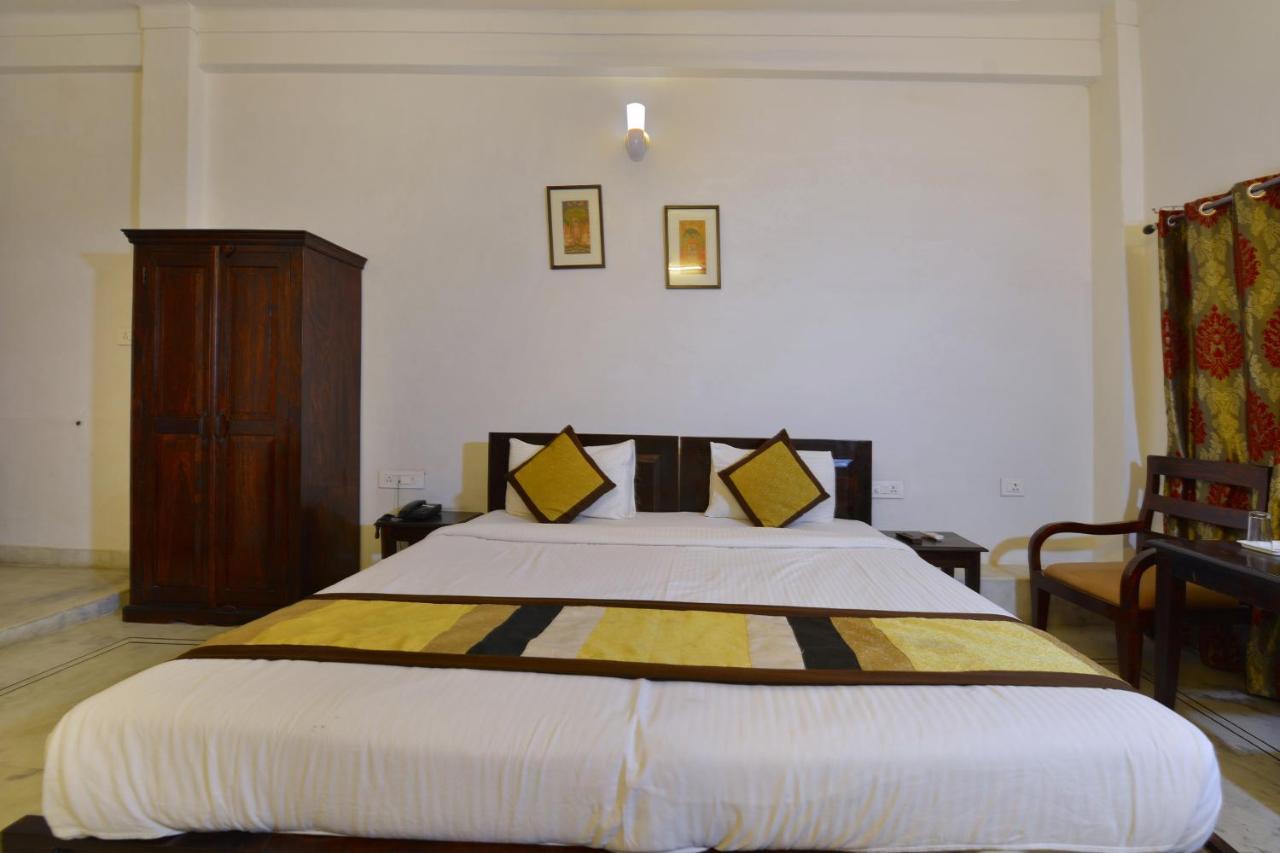 Oyo 1159 Hotel Chandra Prakash ウダイプル エクステリア 写真