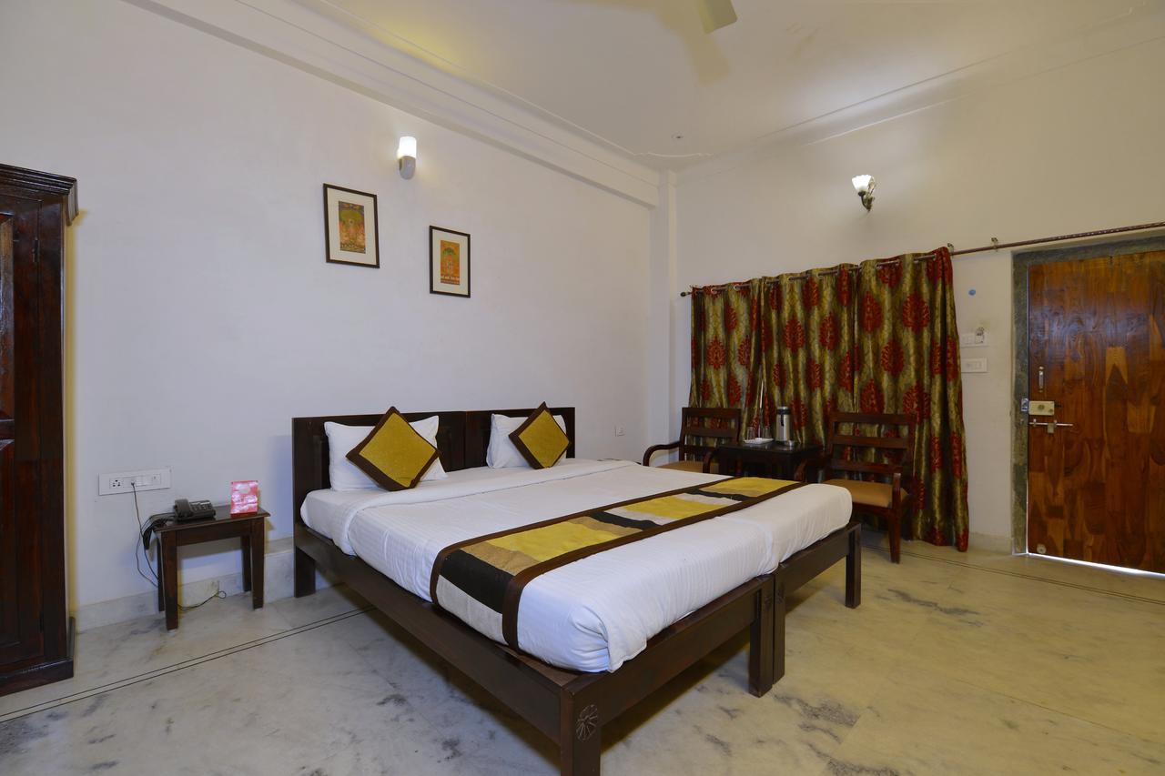 Oyo 1159 Hotel Chandra Prakash ウダイプル エクステリア 写真